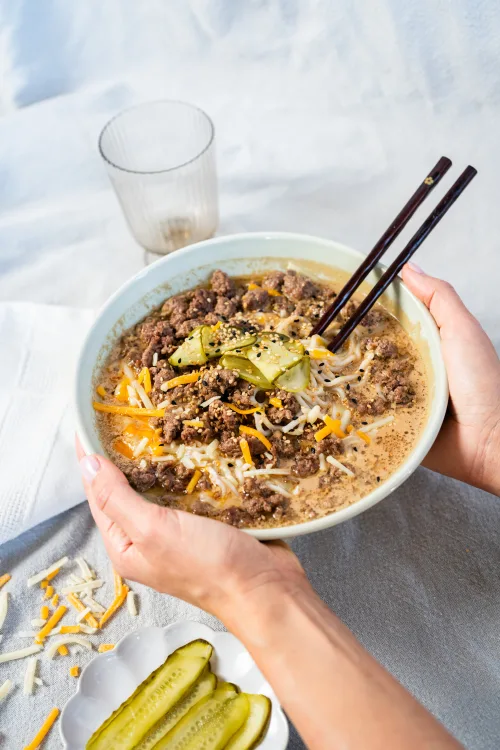 Ramen au boeuf cheddar et cornichons