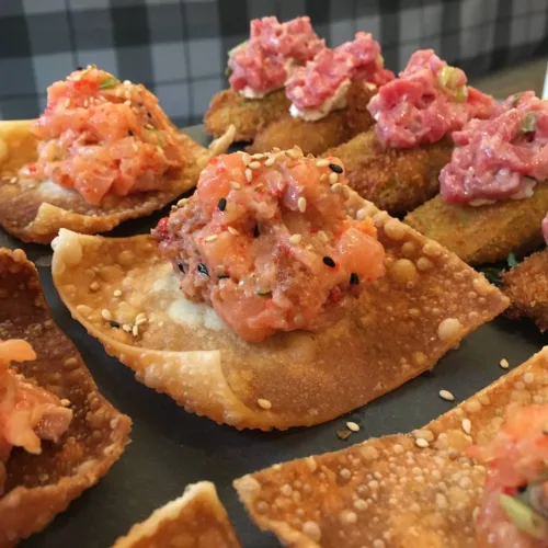 Tartare de saumon sur won ton