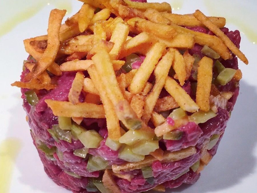 Tartare de boeuf et juliennes au bacon