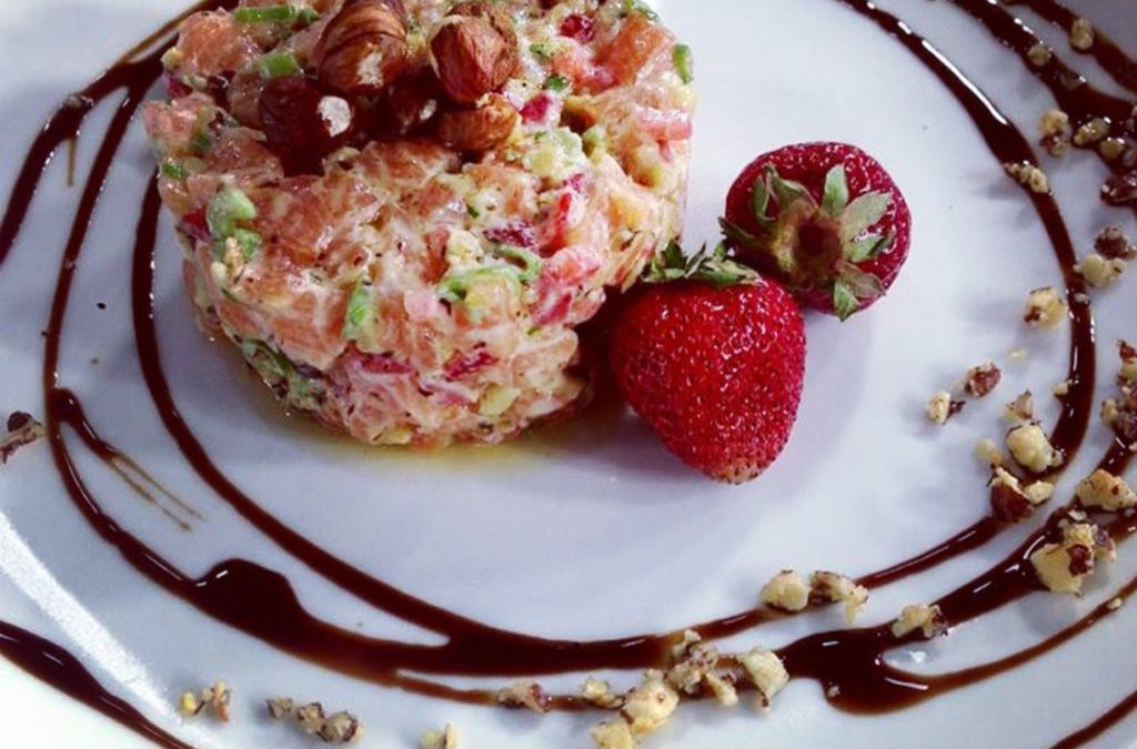 Tartare de saumon, fraises et noisettes grillées