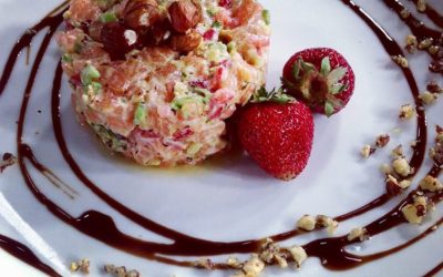 Tartare de saumon, fraises et noisettes grillées