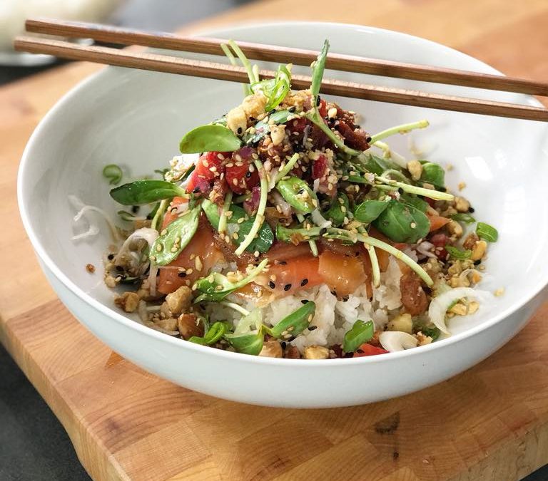 Poke de saumon et pousses de tournesol