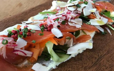 Gravlax de saumon au Romeo’s gin, crème fraîche aux agrumes et légumes marinés