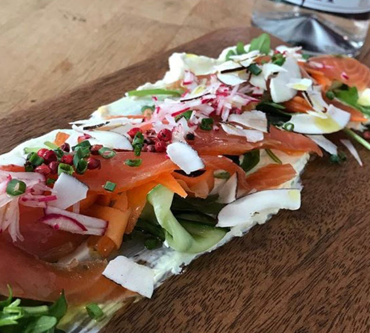 Gravlax de saumon au Romeo’s gin, crème fraîche aux agrumes et légumes marinés