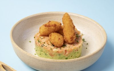 Tartare de saumon, guacamole et fromage en grains frit