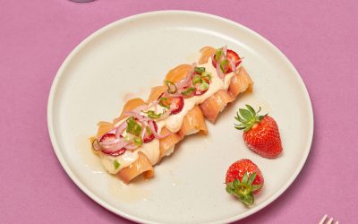 Nigiris au saumon fumé, fraises et oignon