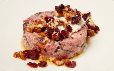 Tartare de bœuf, canneberges et fromage crémeux