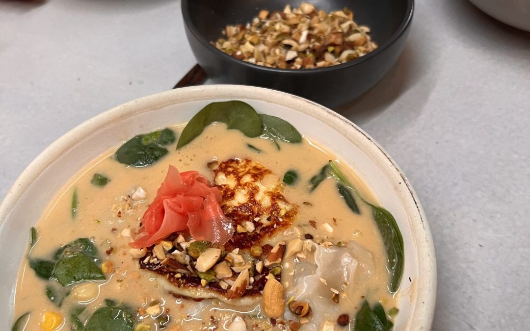 Soupe crémeuse miso coco aux dumplings au porc